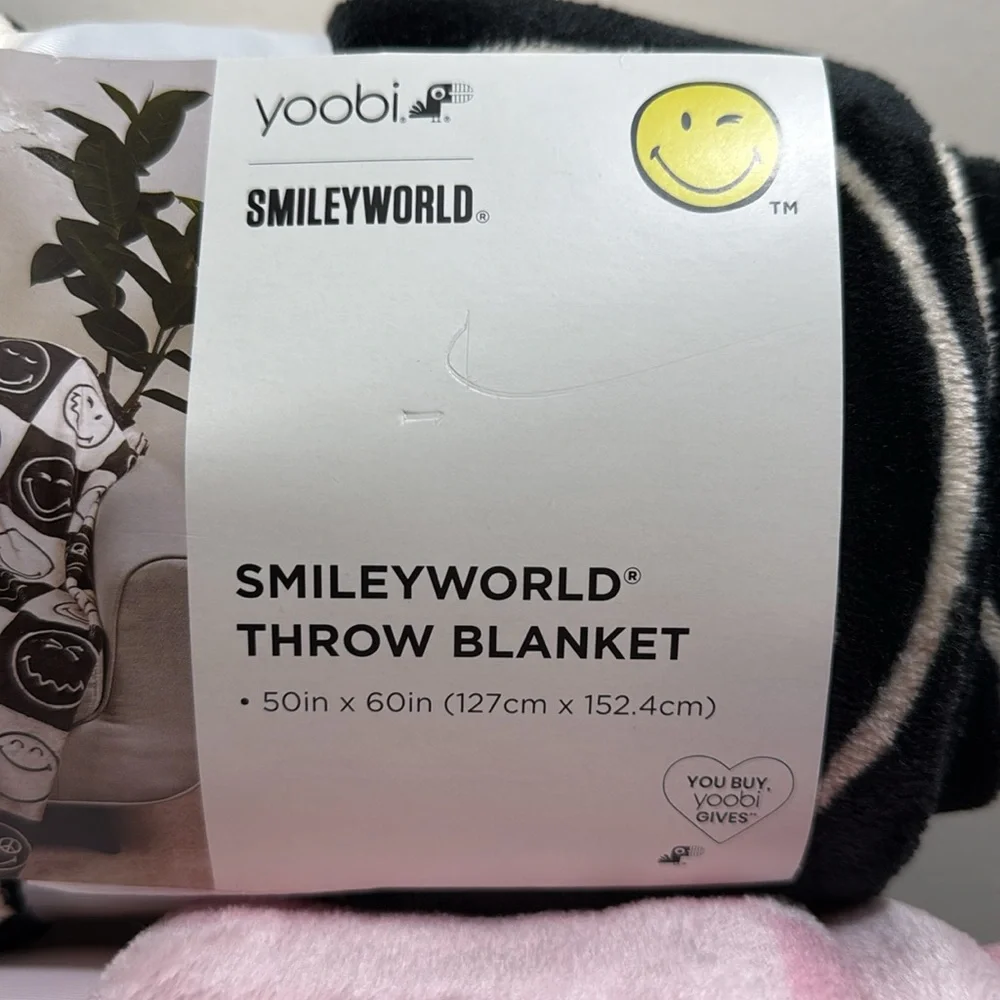 SmileyWorld Faux Shearling Smiley Blanket | Black | Brand New‎